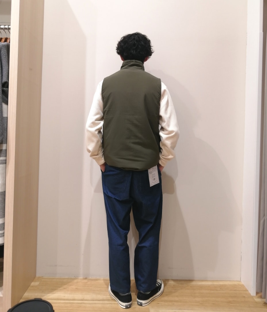「シンプルコーデ、休日コーデ、ラフコーデ、レイヤードスタイル、春、ベスト、ナイロンベスト、スウェット、ゆるコーデ、シェフパンツ、ITEMS URBANRESEARCH、URBAN RESEARCH、アースカラー」｜「ITEMS URBANRESEARCHの『XLサイズあり』『セットアップ対応』撥水 ナイロングログラン 中綿ベスト（ダウンベスト、グリーン系）」を使った、takataさん（メンズ・173cm）の冬コーディネートの3枚目の写真