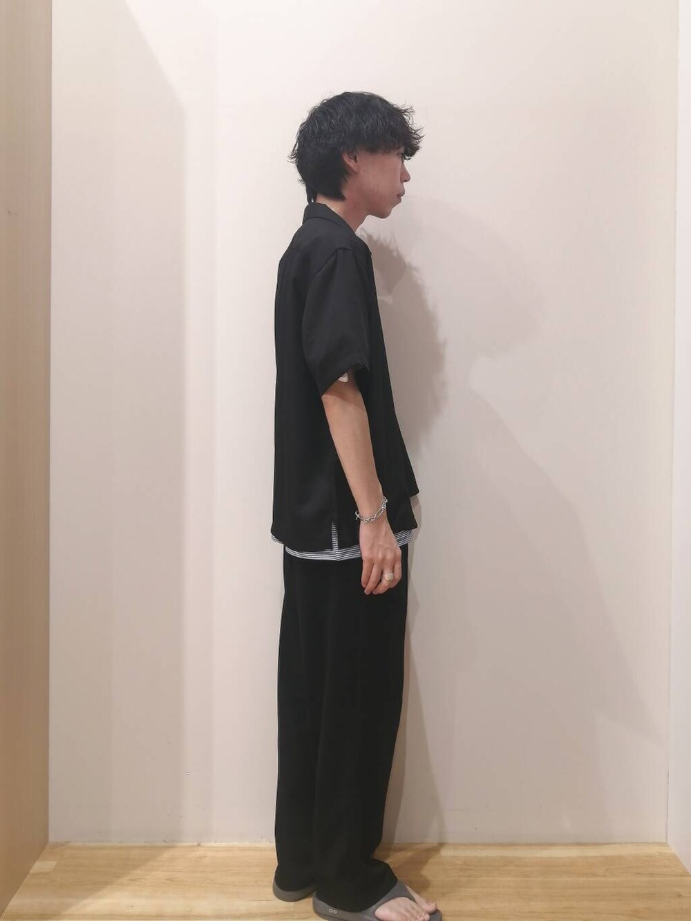 ブラック系のその他パンツ、ブラック系のシャツ/ブラウスを着用したメンズの夏コーディネートの3枚目の写真
