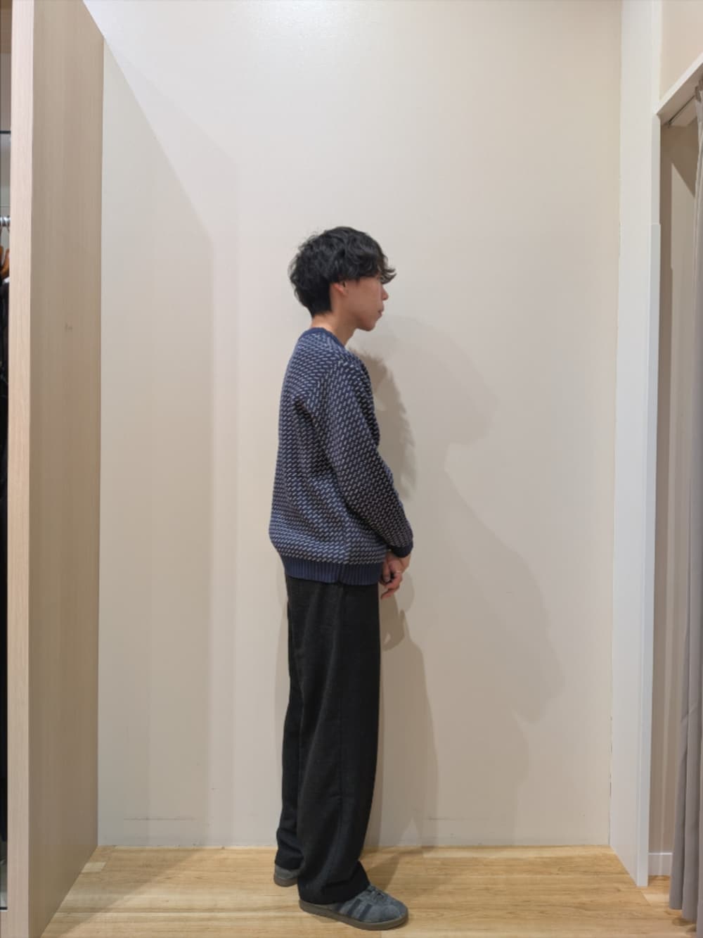 ブルー系のニット/セーター、ブラック系のその他パンツを着用したメンズの冬コーディネートの4枚目の写真