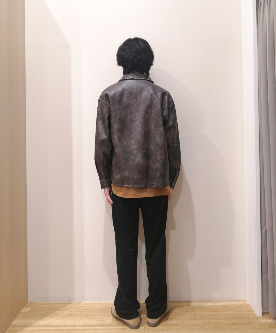 グレー系のその他アウター、ブラウン系のシャツ/ブラウス、ブラック系のその他パンツを着用したメンズの秋コーディネートの4枚目の写真