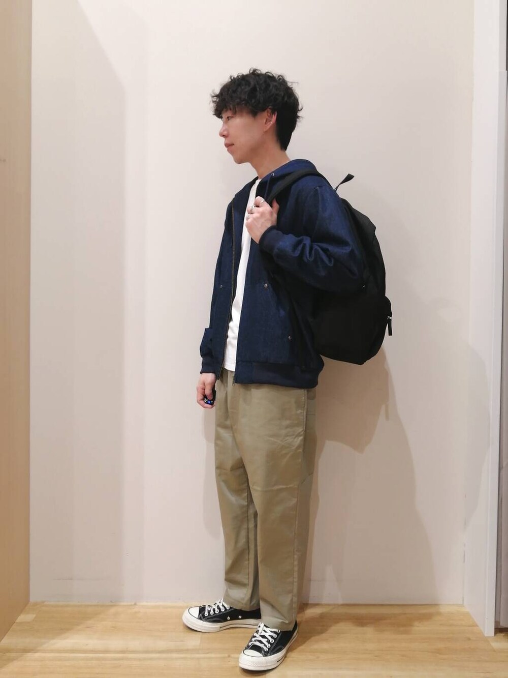 「シンプル、大人カジュアル、デニム、ジャケットスタイル、アースカラー、シンプルコーデ、春コーデ、春服、春アウター、大人コーデ、今日のコーデ、カジュアルスタイル、ここでしか手に入らない別注アイテム、私の推しデニムスタイル、gungho」｜「ITEMS URBANRESEARCHのハイストレッチ リラックスパンツ（その他パンツ、ベージュ系）」を使った、takataさん（メンズ・173cm）の春コーディネートの2枚目の写真