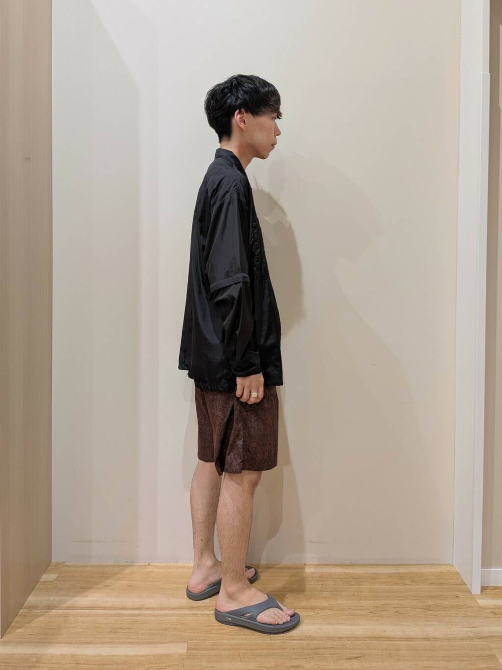 ブラック系のシャツ/ブラウス、ブラウン系のその他パンツを着用したメンズの夏コーディネートの5枚目の写真
