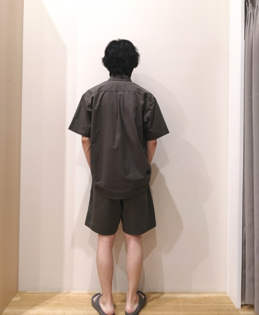 グリーン系のシャツ/ブラウス、ホワイト系のTシャツ/カットソー、グリーン系のその他パンツを着用したメンズの夏コーディネートの4枚目の写真