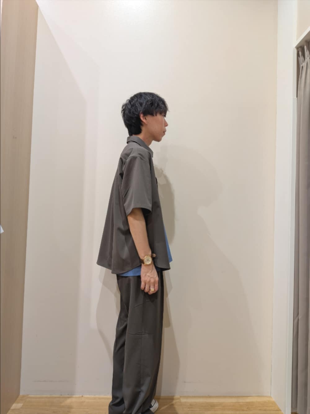 グリーン系のシャツ/ブラウス、ブルー系のTシャツ/カットソー、グリーン系のその他パンツを着用したメンズの春コーディネートの2枚目の写真