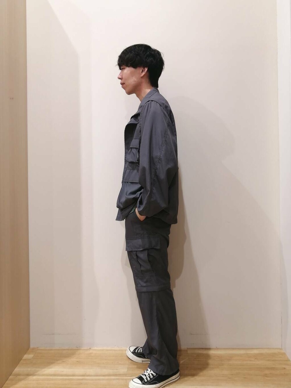 「ワントーンコーデ、大人カジュアル、ワイドパンツ、セットアップ、ベスト、イージーパンツ、ナイロン、カーゴパンツ、URBANRESEARCH、ミリタリー、夏コーデ、夏、ショーツ、フェスコーデ、大人コーデ」｜「ITEMS URBANRESEARCHの『セットアップ対応』スーパーライトナイロン2wayカーゴパンツ（その他パンツ、グレー系）」を使った、takataさん（メンズ・173cm）の春コーディネートの2枚目の写真