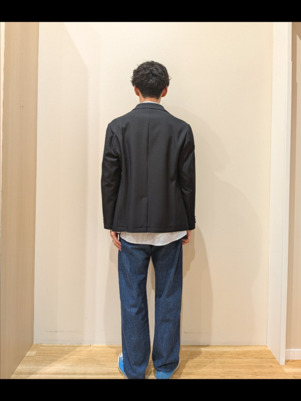 その他のシャツ/ブラウス、ブルー系のテーラードジャケット、ブルー系のデニムパンツを着用したメンズの秋コーディネートの4枚目の写真