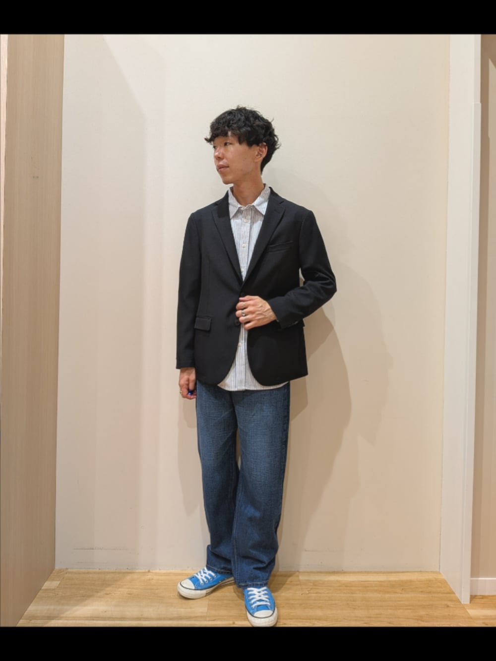 その他のシャツ/ブラウス、ブルー系のテーラードジャケット、ブルー系のデニムパンツを着用したメンズの秋コーディネートの2枚目の写真