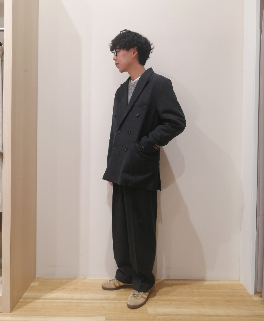 グレー系のニット/セーター、ブラック系のその他パンツ、ブラック系のその他アウターを着用したメンズの冬コーディネートの2枚目の写真