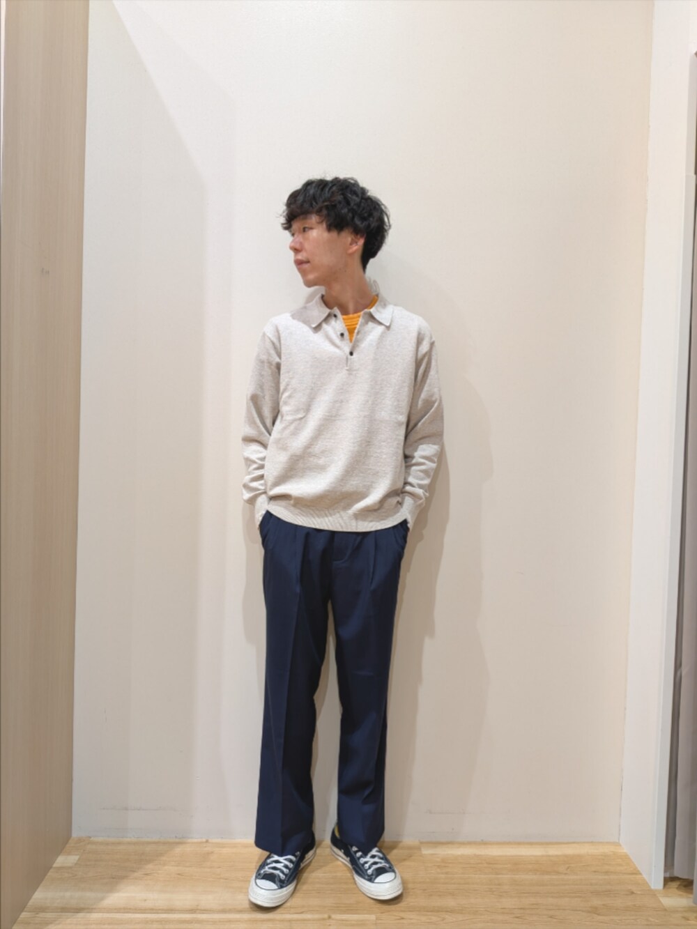 ブルー系のテーラードジャケット、グレー系のニット/セーター、ブルー系のその他パンツを着用したメンズの秋コーディネートの5枚目の写真