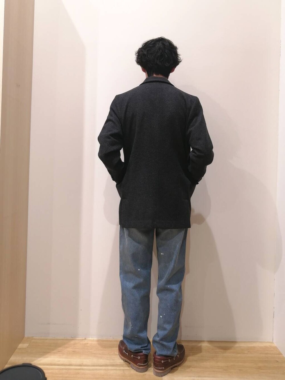 ブラック系のニット/セーター、ブラック系のその他アウター、ブルー系のデニムパンツを着用したメンズの冬コーディネートの3枚目の写真