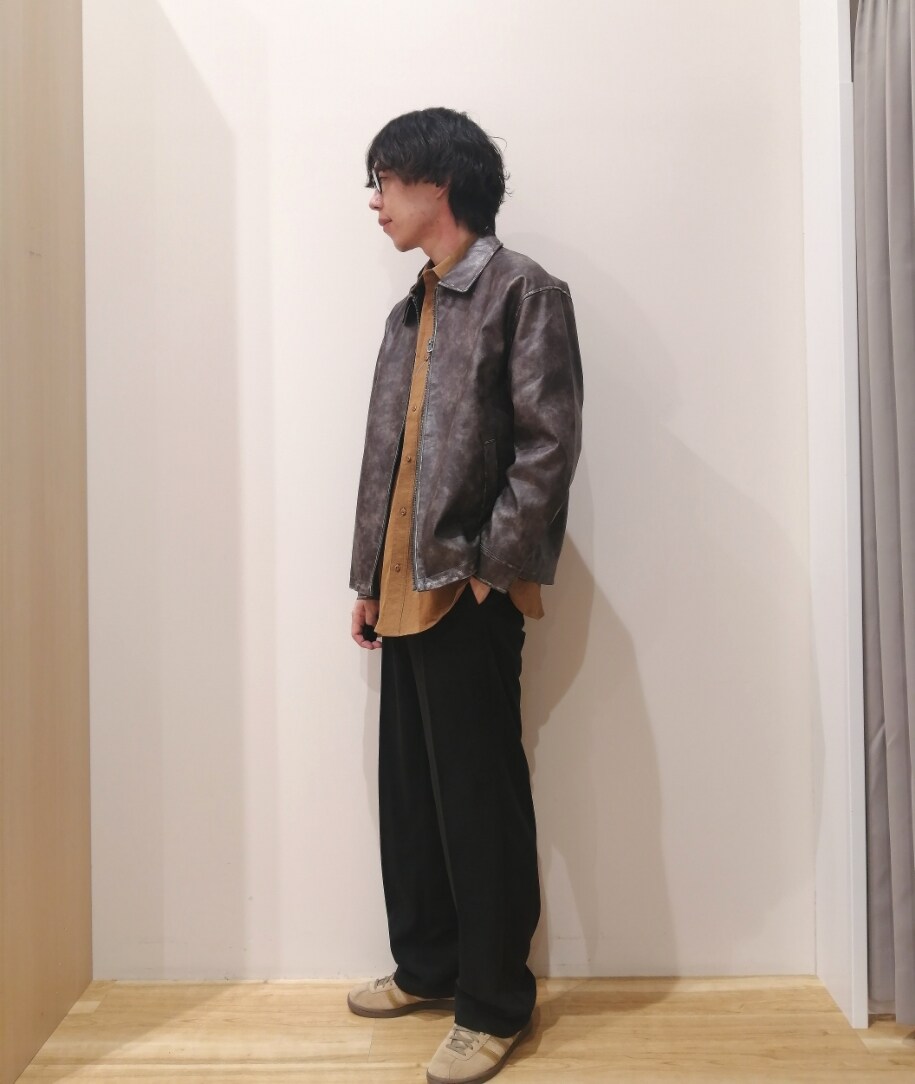 グレー系のその他アウター、ブラウン系のシャツ/ブラウス、ブラック系のその他パンツを着用したメンズの秋コーディネートの2枚目の写真