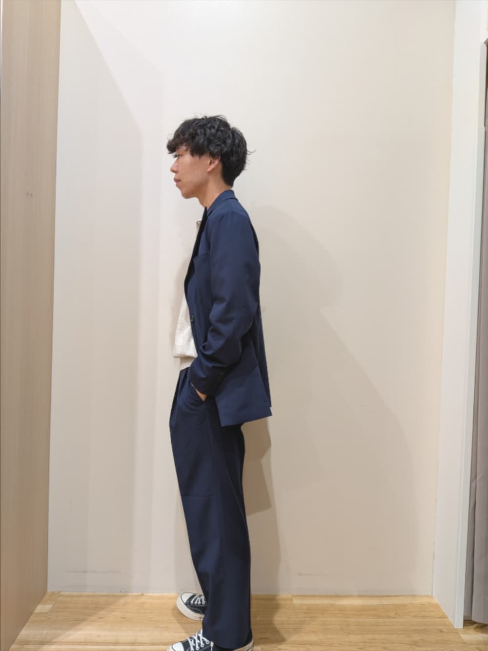 ブルー系のテーラードジャケット、グレー系のニット/セーター、ブルー系のその他パンツを着用したメンズの秋コーディネートの2枚目の写真