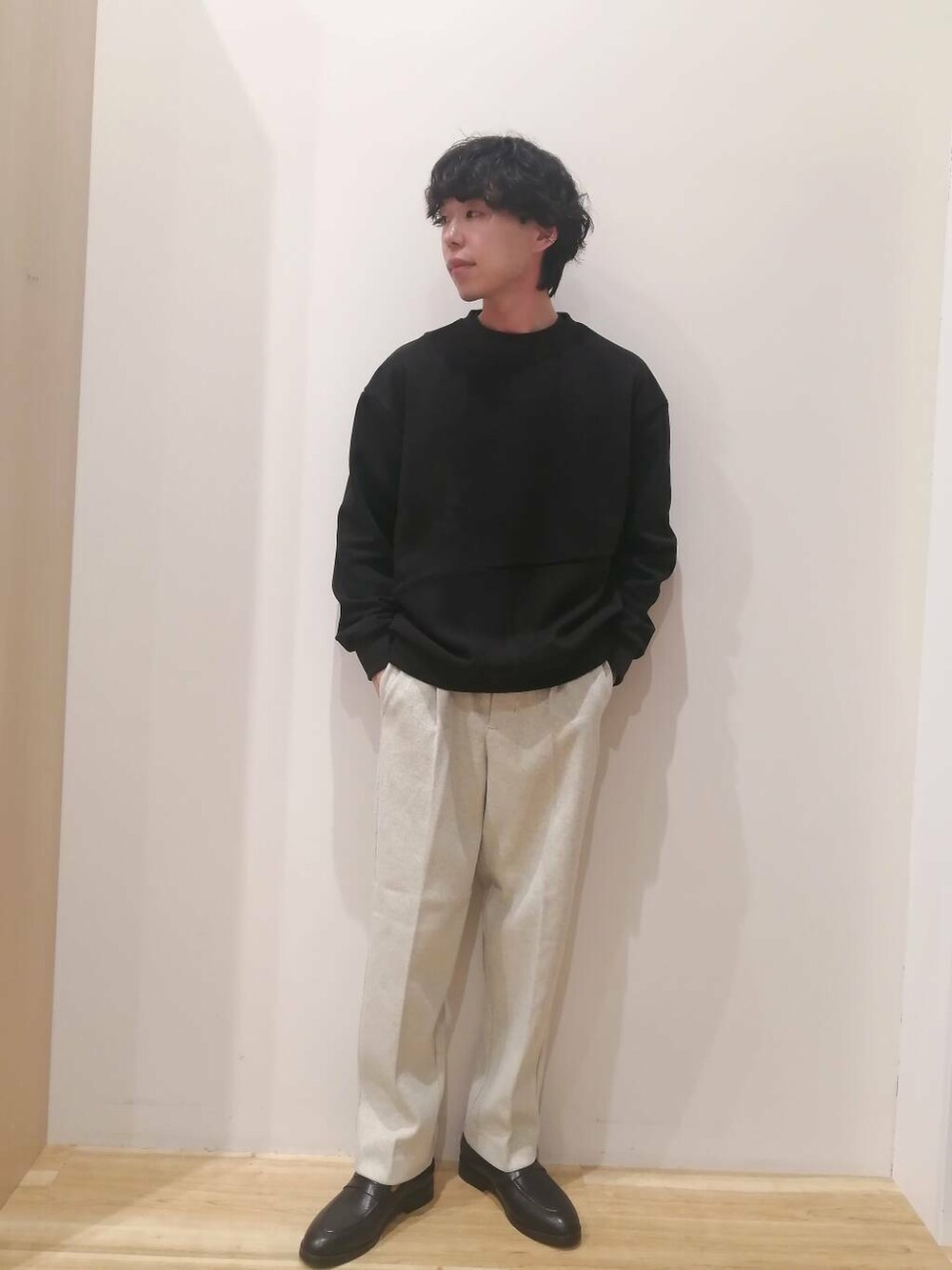 グレー系のダウンベスト、ベージュ系のその他パンツ、ブラック系のスウェットを着用したメンズの冬コーディネートの6枚目の写真