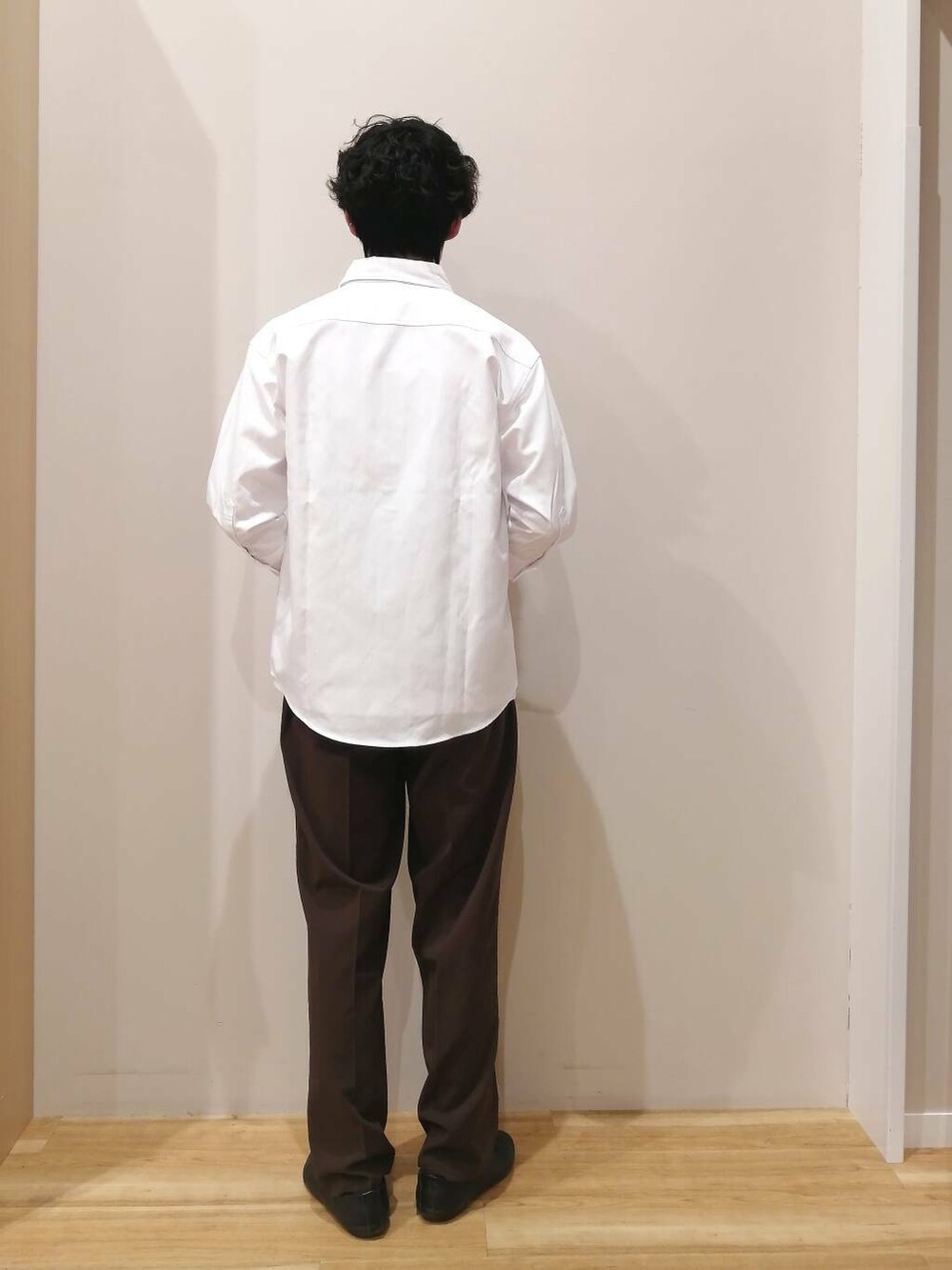 ホワイト系のシャツ/ブラウス、ブラウン系のその他パンツ、ホワイト系のTシャツ/カットソーを着用したメンズの春コーディネートの3枚目の写真
