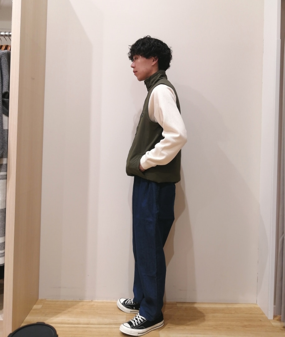 「シンプルコーデ、休日コーデ、ラフコーデ、レイヤードスタイル、春、ベスト、ナイロンベスト、スウェット、ゆるコーデ、シェフパンツ、ITEMS URBANRESEARCH、URBAN RESEARCH、アースカラー」｜「ITEMS URBANRESEARCHの『XLサイズあり』『セットアップ対応』撥水 ナイロングログラン 中綿ベスト（ダウンベスト、グリーン系）」を使った、takataさん（メンズ・173cm）の冬コーディネートの2枚目の写真