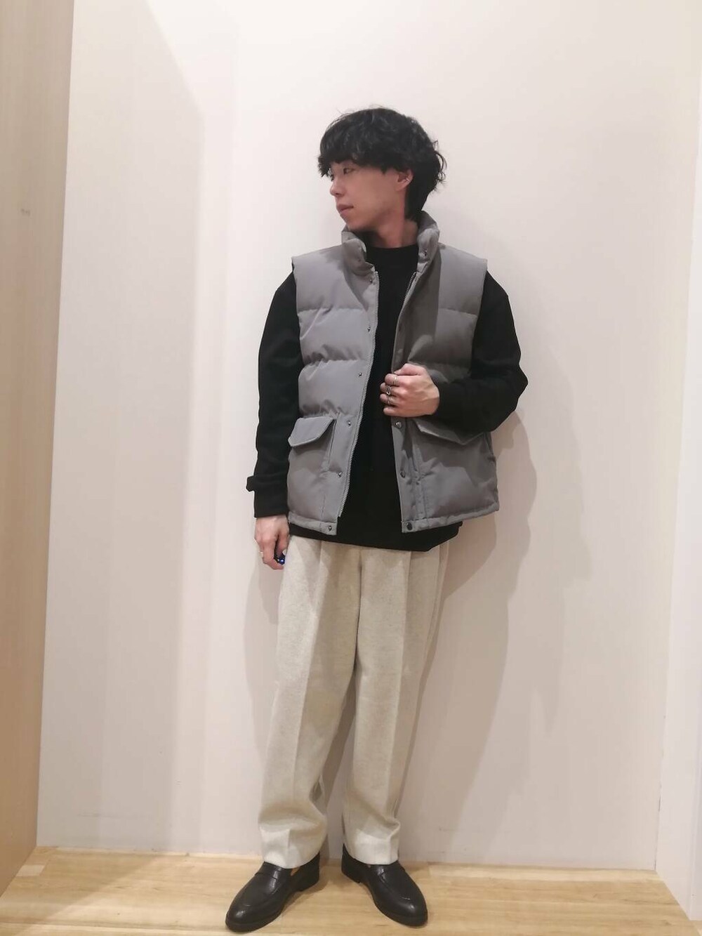 グレー系のダウンベスト、ベージュ系のその他パンツ、ブラック系のスウェットを着用したメンズの冬コーディネートの5枚目の写真