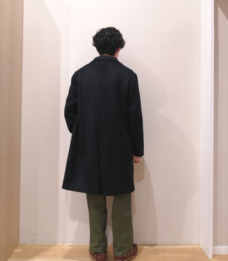 ブラック系のその他アウター、ブラック系のカーディガン/ボレロ、グリーン系のその他パンツを着用したメンズの冬コーディネートの3枚目の写真