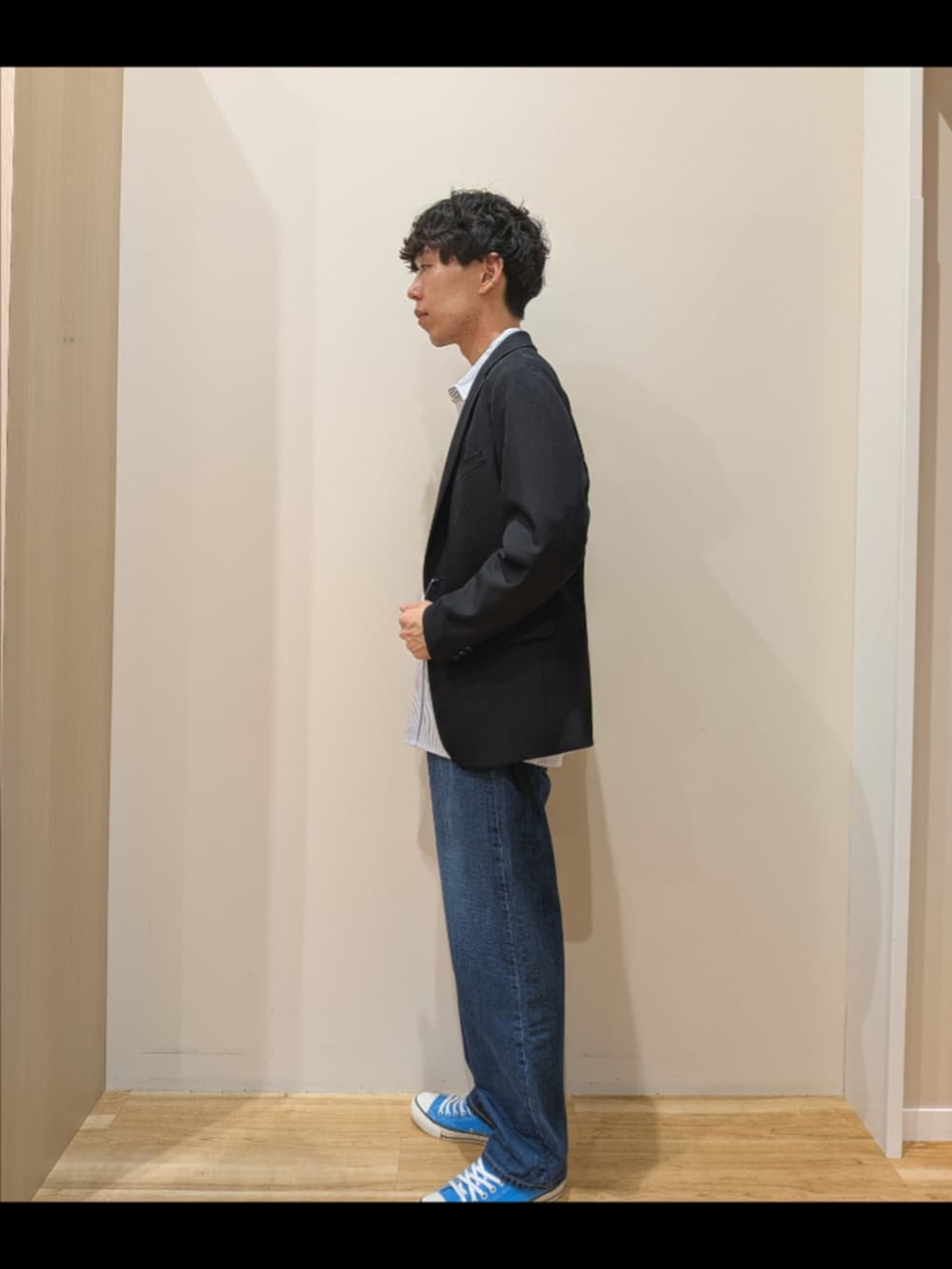 その他のシャツ/ブラウス、ブルー系のテーラードジャケット、ブルー系のデニムパンツを着用したメンズの秋コーディネートの3枚目の写真