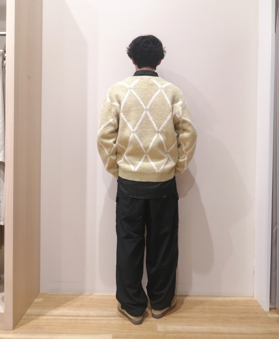 イエロー系のニット/セーター、ブラック系のシャツ/ブラウス、ブラック系のその他パンツを着用したメンズの冬コーディネートの2枚目の写真
