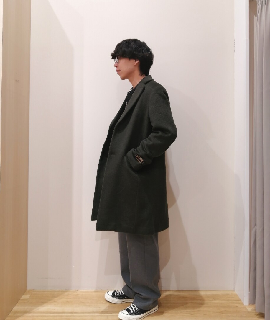 「冬コーデ、モノトーン、ニット、クリスマスに着たい服、きれいめカジュアル、ロングコート、冬アウター、レイヤードスタイル、チェスターコート、カーディガン、ノルディック柄、スラックス、大人カジュアル、デートコーデ、URBAN RESEARCH」｜「ITEMS URBANRESEARCHのウール混 メルトン チェスターコート（チェスターコート、グリーン系）」を使った、takataさん（メンズ・173cm）の冬コーディネートの2枚目の写真