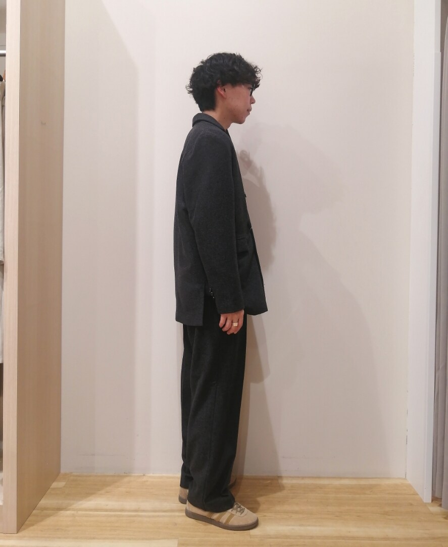 グレー系のニット/セーター、ブラック系のその他パンツ、ブラック系のその他アウターを着用したメンズの冬コーディネートの4枚目の写真