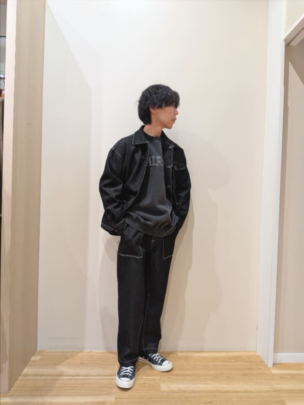 ブラック系のカバーオール、ブルー系のデニムパンツ、その他のスウェットを着用したメンズの冬コーディネートの4枚目の写真