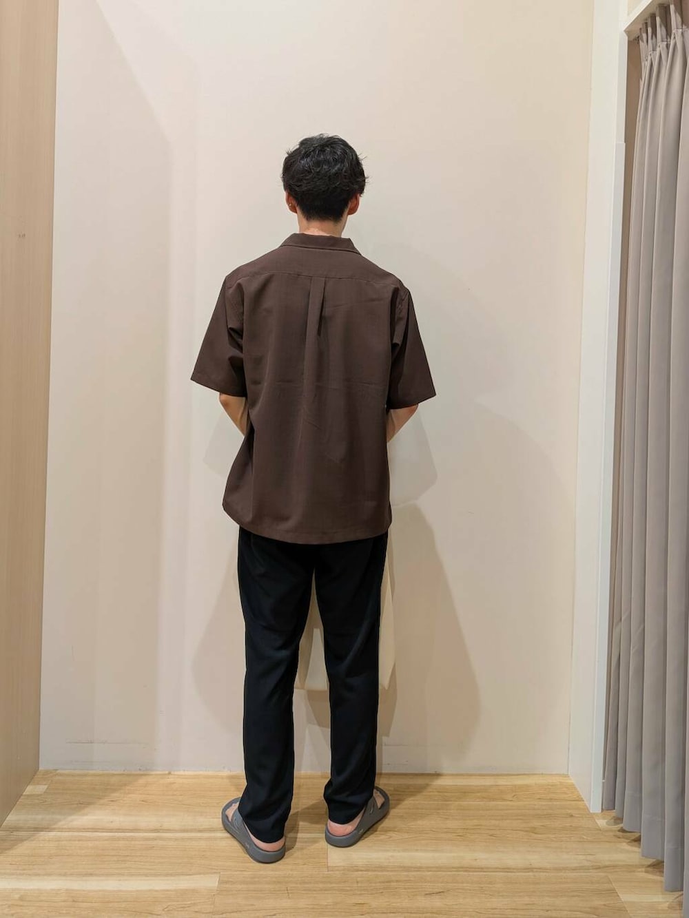 「シンプル、大人カジュアル、シャツスタイル、デートコーデ、ブラウン、きれいめカジュアル、URBANRESEARCH、オープンカラーシャツ、リネン、夏コーデ、夏、トレンド、大人コーデ、シャツコーデ、今日のコーデ」｜「ITEMS URBANRESEARCHの『イージーケア/速乾/UVカット』『セットアップ対応』クイックドライリネンタッチイージーパンツ（その他パンツ、ブラック系）」を使った、takataさん（メンズ・173cm）の夏コーディネートの3枚目の写真