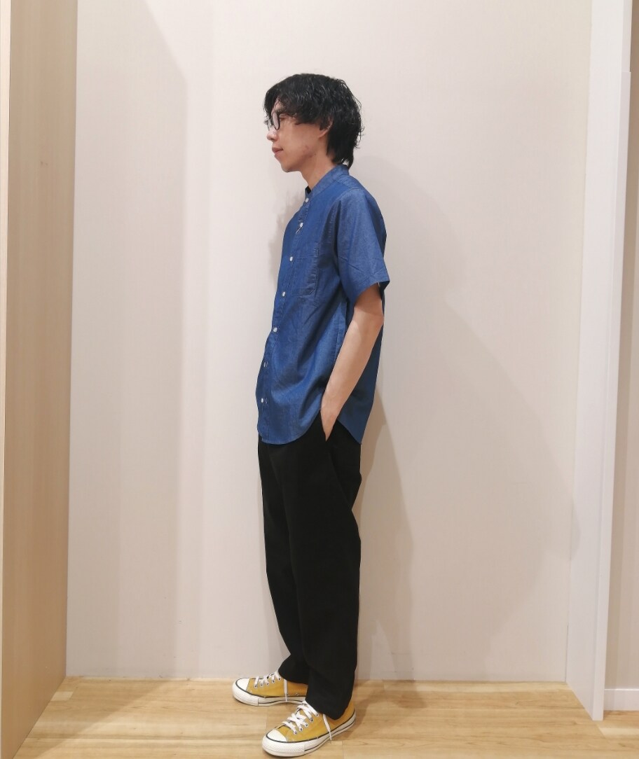 ベージュ系のカーディガン/ボレロ、ブルー系のシャツ/ブラウス、ブラック系のその他パンツを着用したメンズの秋コーディネートの6枚目の写真