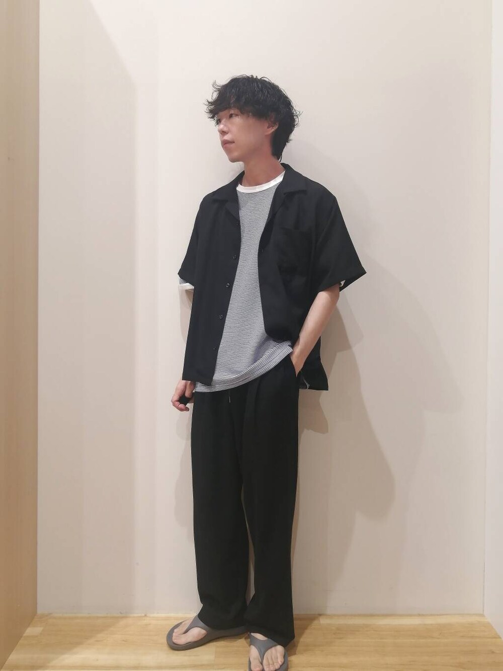 ブラック系のその他パンツ、ブラック系のシャツ/ブラウスを着用したメンズの夏コーディネートの2枚目の写真