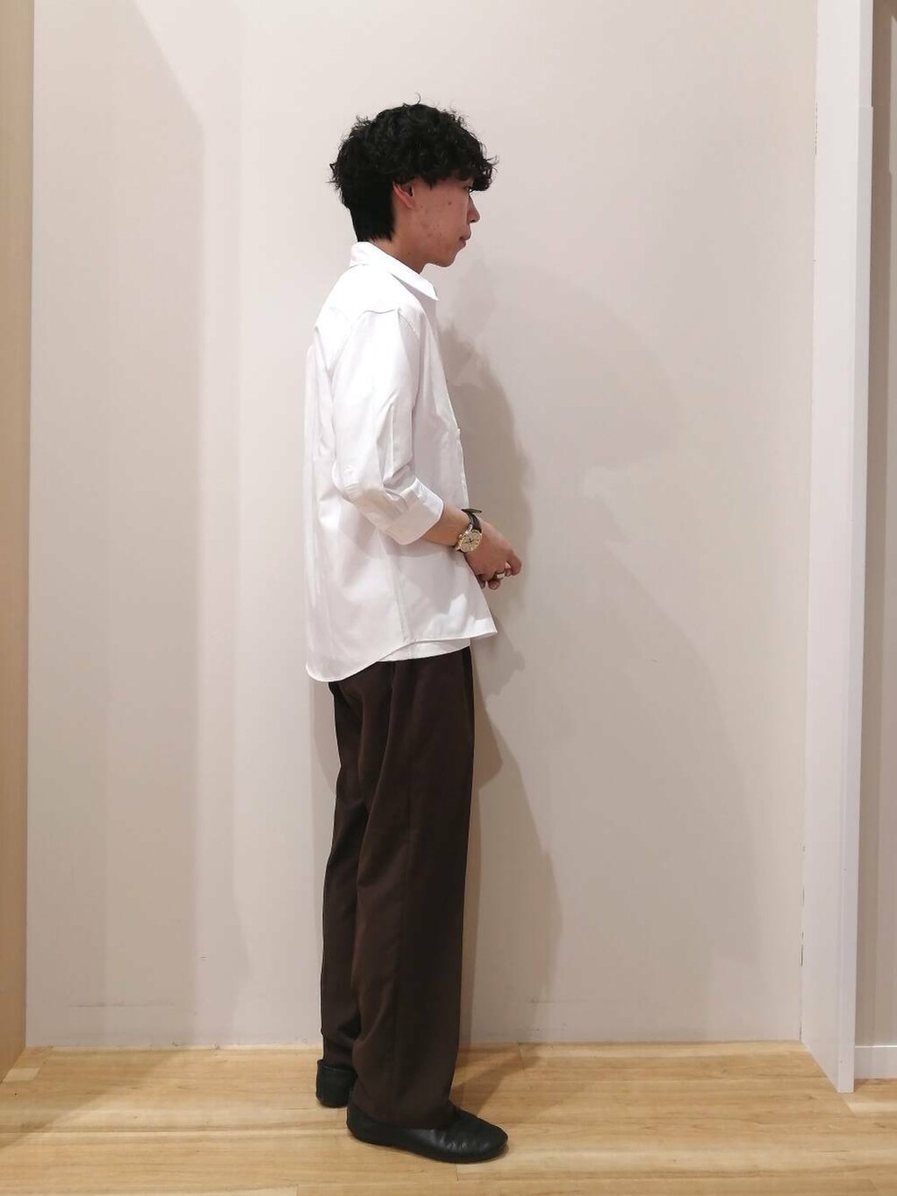 ホワイト系のシャツ/ブラウス、ブラウン系のその他パンツ、ホワイト系のTシャツ/カットソーを着用したメンズの春コーディネートの4枚目の写真