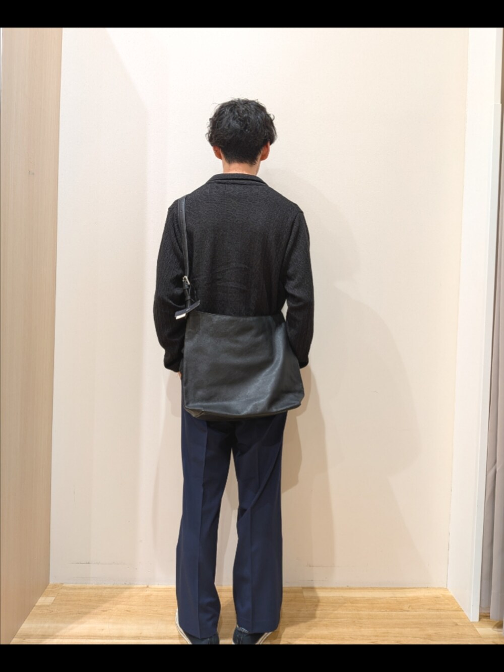 ブラック系のその他アウター、グレー系のTシャツ/カットソー、ブラック系のショルダーバッグを着用したメンズの秋コーディネートの3枚目の写真