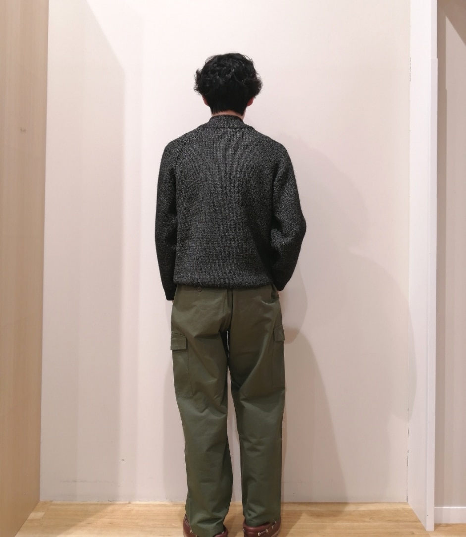 ブラック系のその他アウター、ブラック系のカーディガン/ボレロ、グリーン系のその他パンツを着用したメンズの冬コーディネートの5枚目の写真