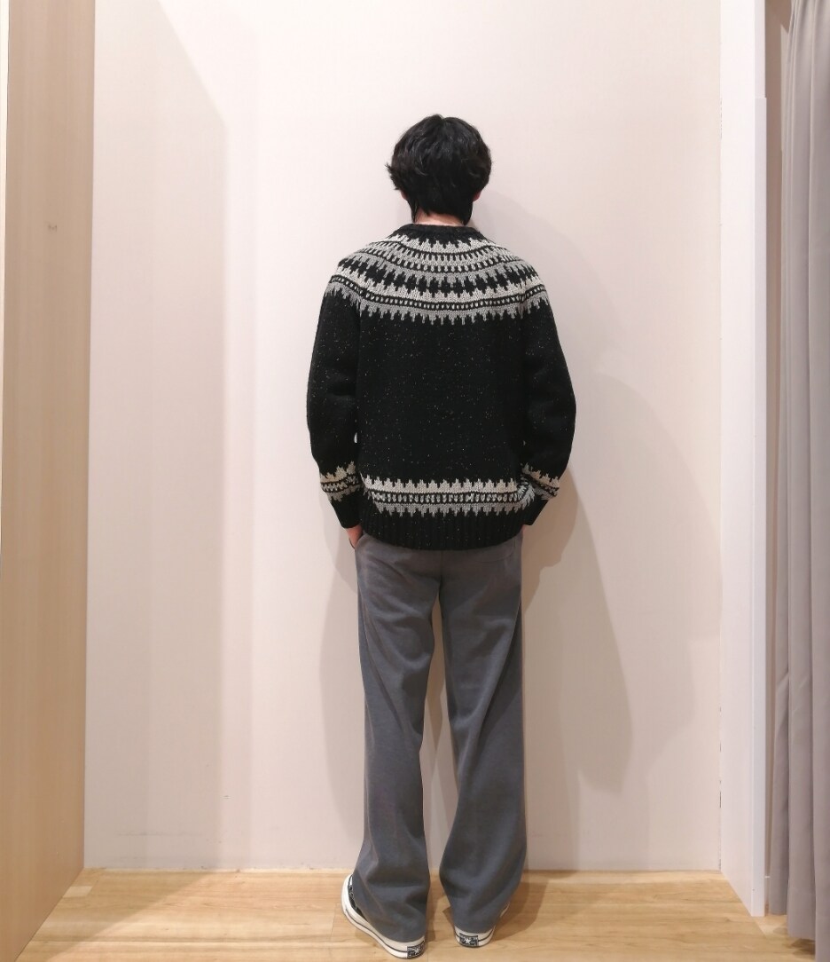 「冬コーデ、モノトーン、ニット、クリスマスに着たい服、きれいめカジュアル、ロングコート、冬アウター、レイヤードスタイル、チェスターコート、カーディガン、ノルディック柄、スラックス、大人カジュアル、デートコーデ、URBAN RESEARCH」｜「ITEMS URBANRESEARCHのウール混 メルトン チェスターコート（チェスターコート、グリーン系）」を使った、takataさん（メンズ・173cm）の冬コーディネートの6枚目の写真