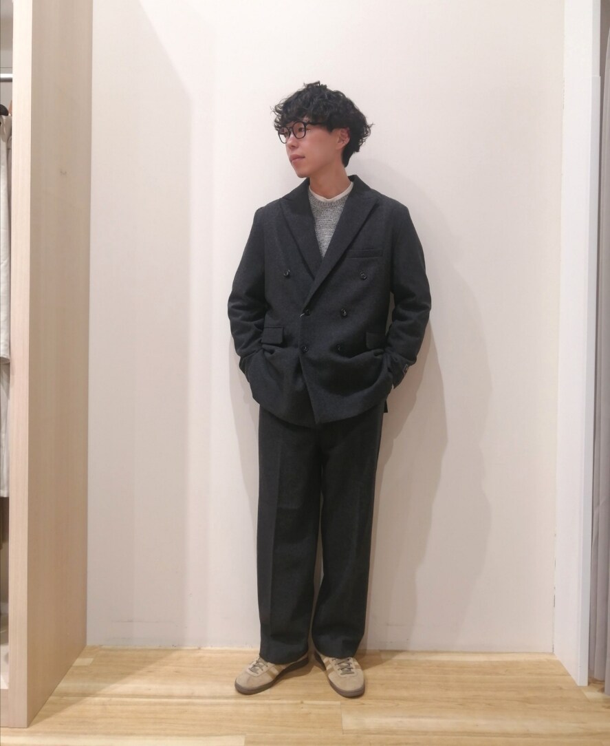 グレー系のニット/セーター、ブラック系のその他パンツ、ブラック系のその他アウターを着用したメンズの冬コーディネートの5枚目の写真