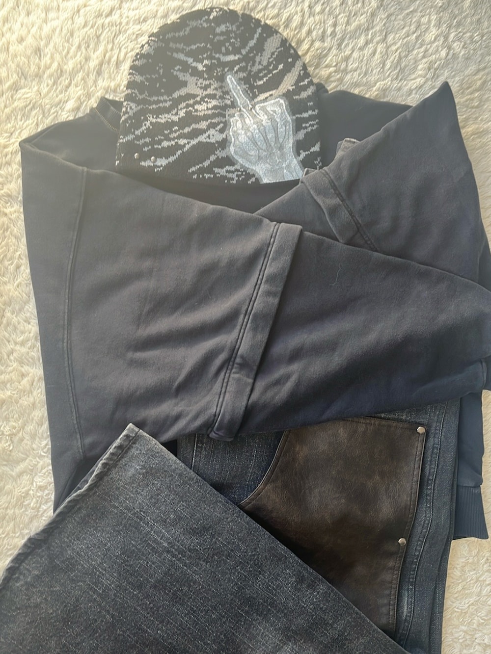 ブラック系のパーカー、ブラック系のデニムパンツ、シルバー系のネックレスを着用したメンズの冬コーディネートの2枚目の写真