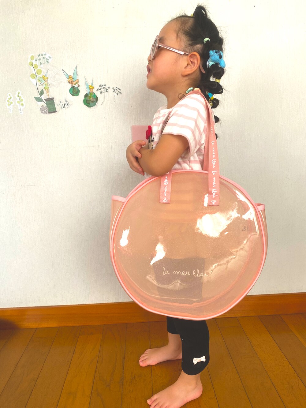 ピンク系のTシャツ/カットソー、ブラック系のレギンス/スパッツ、ピンク系のスイムグッズを着用したキッズの秋コーディネートの2枚目の写真