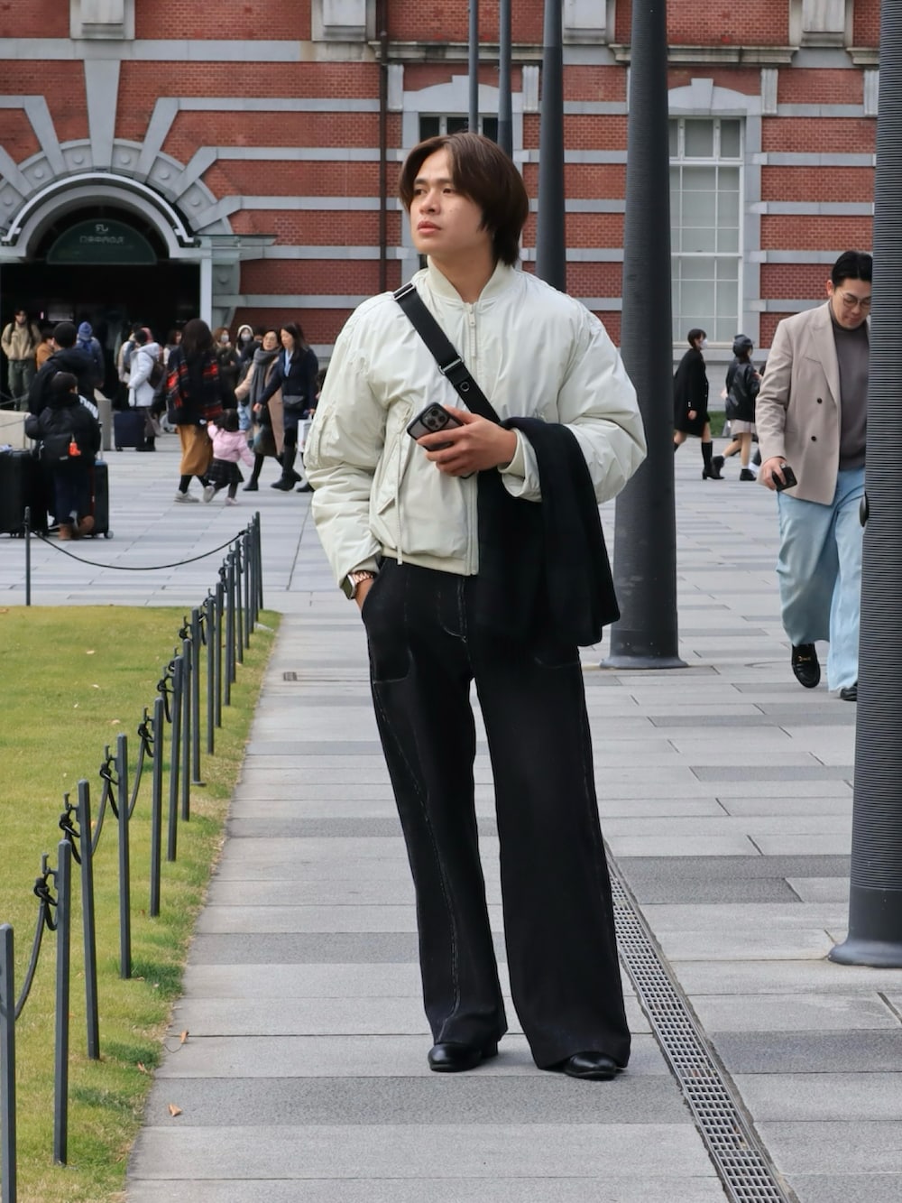 「マフラーぐるぐる、メンズファッション、おしゃれさんと繋がりたい、お出かけコーデ、休日スタイル、ワイドデニム、デートコーデ」｜「ZARAのアイテム（スラックス、ブルー系）」を使った、佐藤ネルマーさん（メンズ・177cm）の冬コーディネートの2枚目の写真
