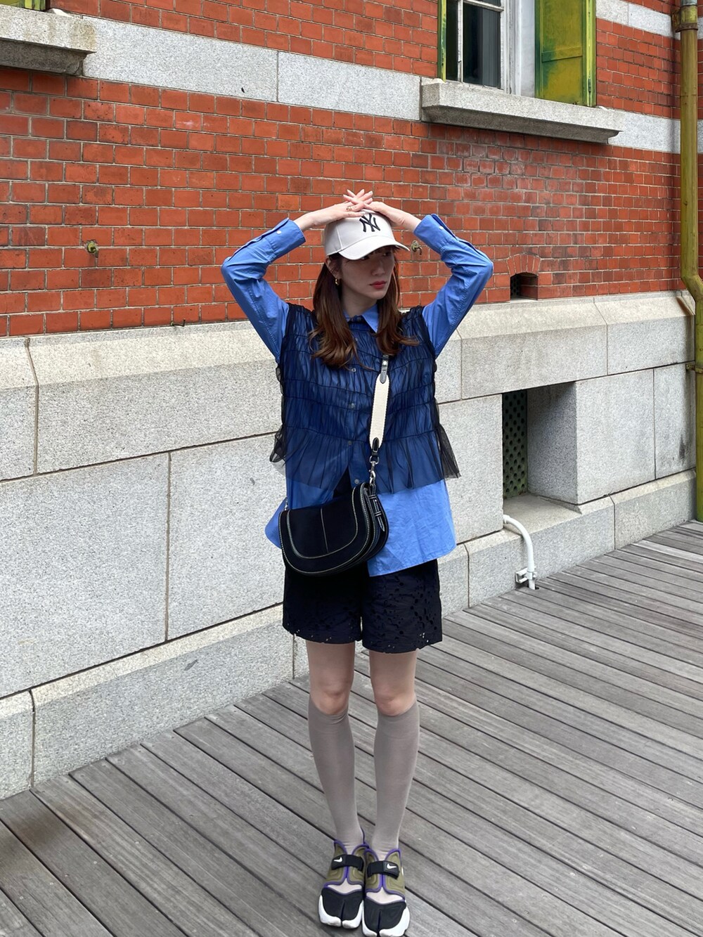 その他のスニーカー、ブラック系のその他パンツ、グレー系のスウェットを着用したレディースの夏コーディネートの4枚目の写真