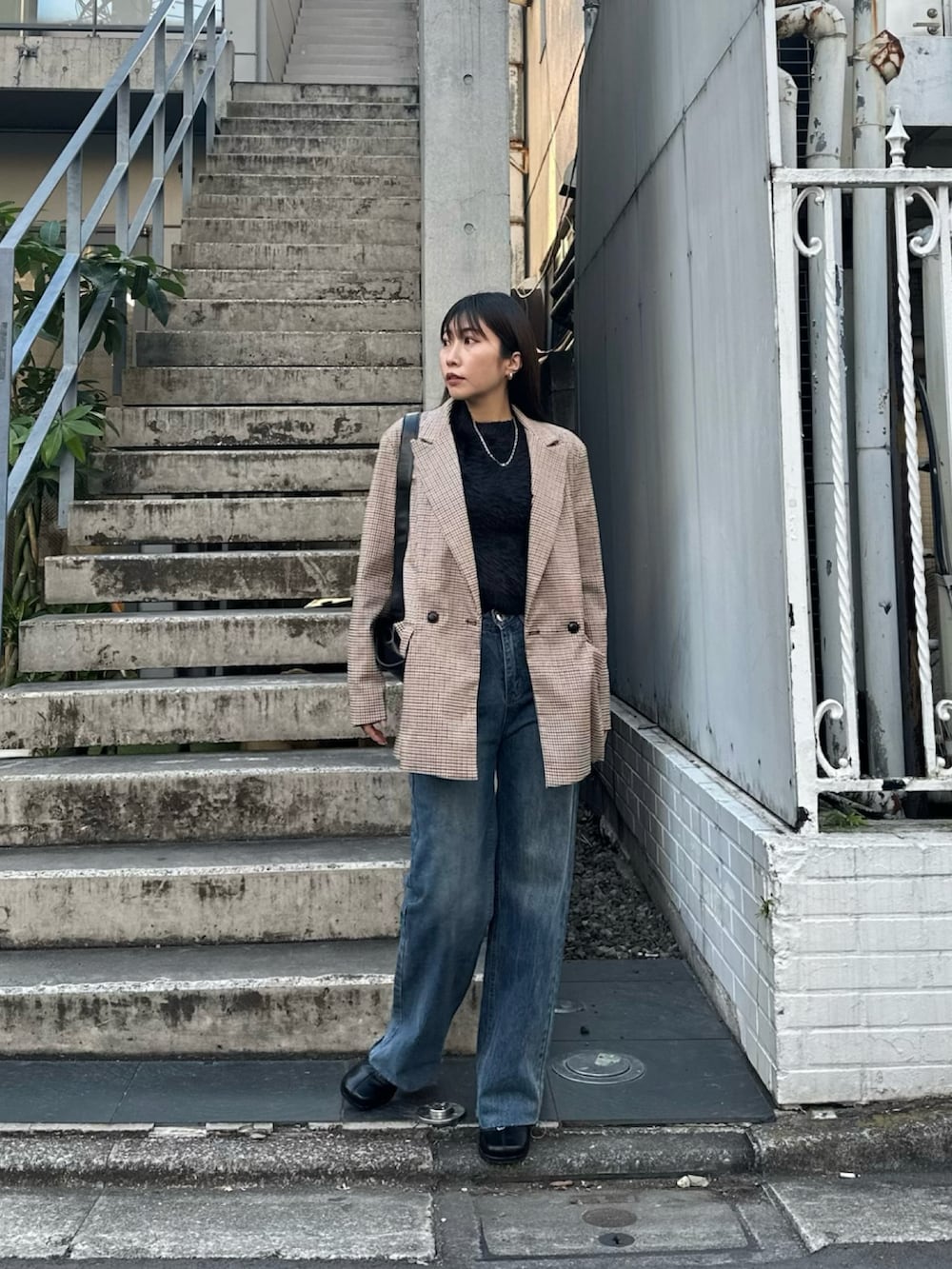 「チェック、ジャケット、冬コーデ、デニム、ブーツ、マイベストコーデ2024、クリスマスに着たい服、休日スタイル、アウター、テーマパークコーデ、きれいめカジュアル、オトナカジュアル、お出かけコーデ、ジャケットスタイル、パンツスタイル」｜「ZARAのアイテム（ブーツ、ブラック系）」を使った、Mamiさん（骨格ナチュラル・レディース・162cm）の冬コーディネートの2枚目の写真