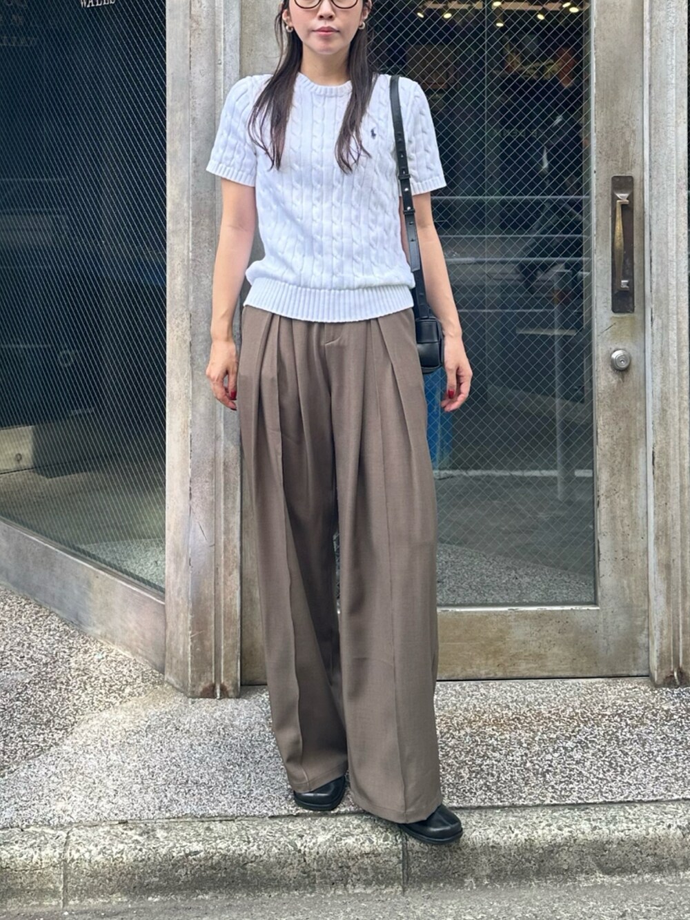 ホワイト系のニット/セーター、ブラック系のブーツ、ブラウン系のスラックスを着用したレディースの秋コーディネートの2枚目の写真