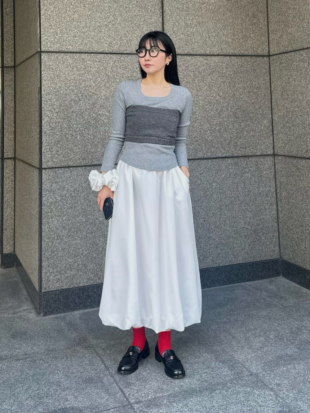 「大人カジュアル、ビスチェ、ロンT、スカート、バルーンスカート、ローファー、スカートスタイル、メガネ女子、めがね、春夏コーデ、お出かけコーデ、春コーデ、赤靴下、レイヤードスタイル、グレー」｜「CHANELのアイテム（ローファー、ブラック系）」を使った、Mamiさん（レディース・162cm）の春コーディネートの2枚目の写真