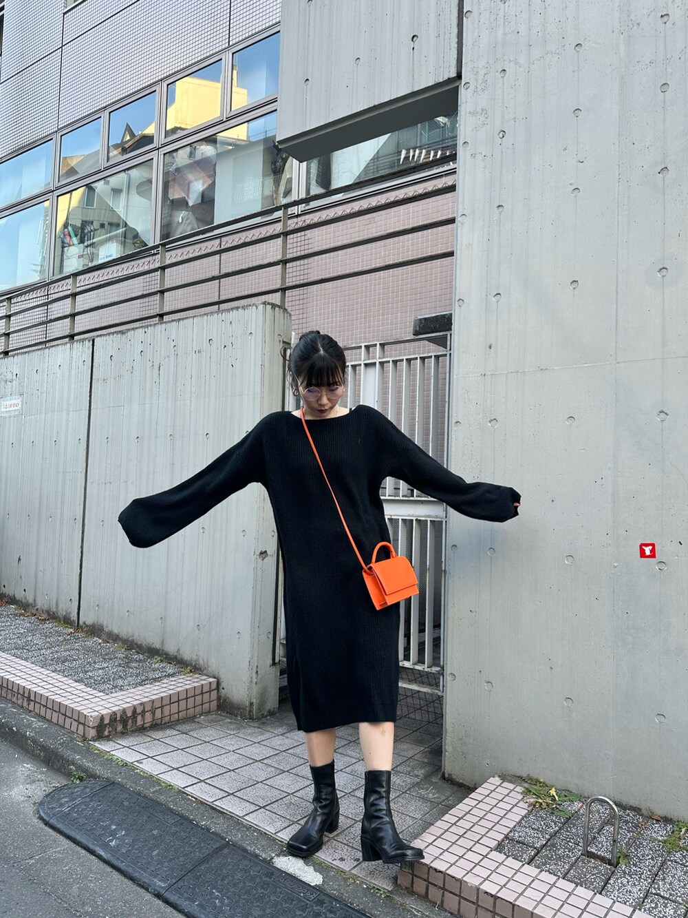 ブラック系のワンピース、ブラック系のブーツを着用したレディースの冬コーディネートの4枚目の写真