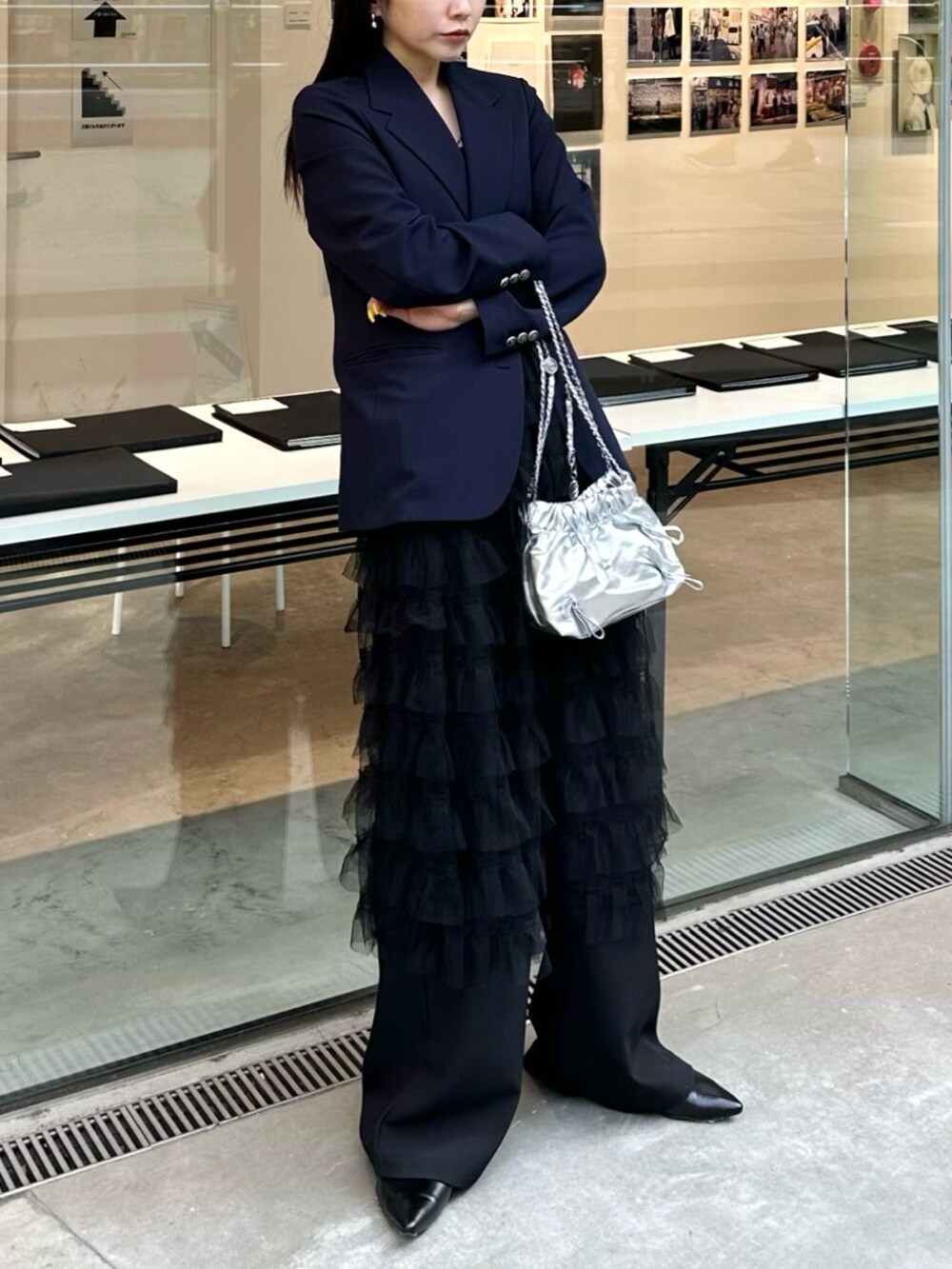 ブラック系のタンクトップ、ブラック系のその他パンツ、シルバー系のピアス（両耳用）を着用したレディースの春コーディネートの3枚目の写真