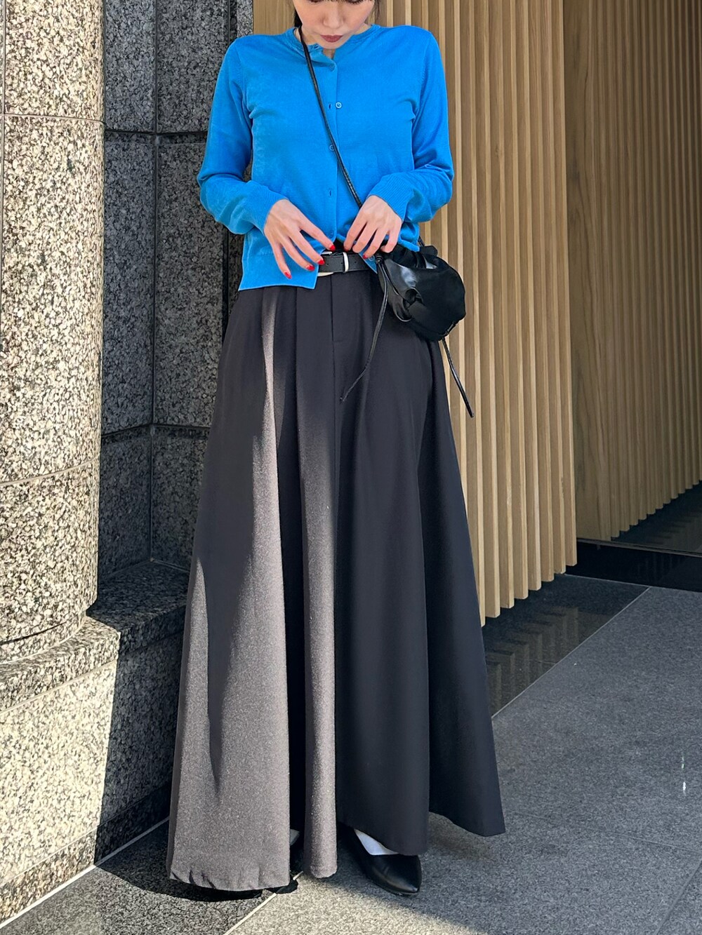 ブラック系のスカート、ブルー系のカーディガン/ボレロを着用したレディースの冬コーディネートの2枚目の写真