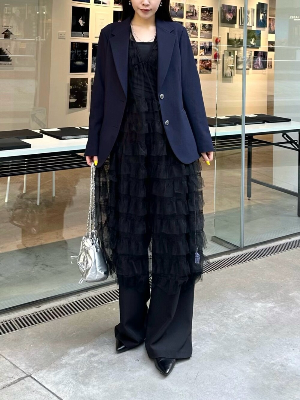 ブラック系のタンクトップ、ブラック系のその他パンツ、シルバー系のピアス（両耳用）を着用したレディースの春コーディネートの2枚目の写真