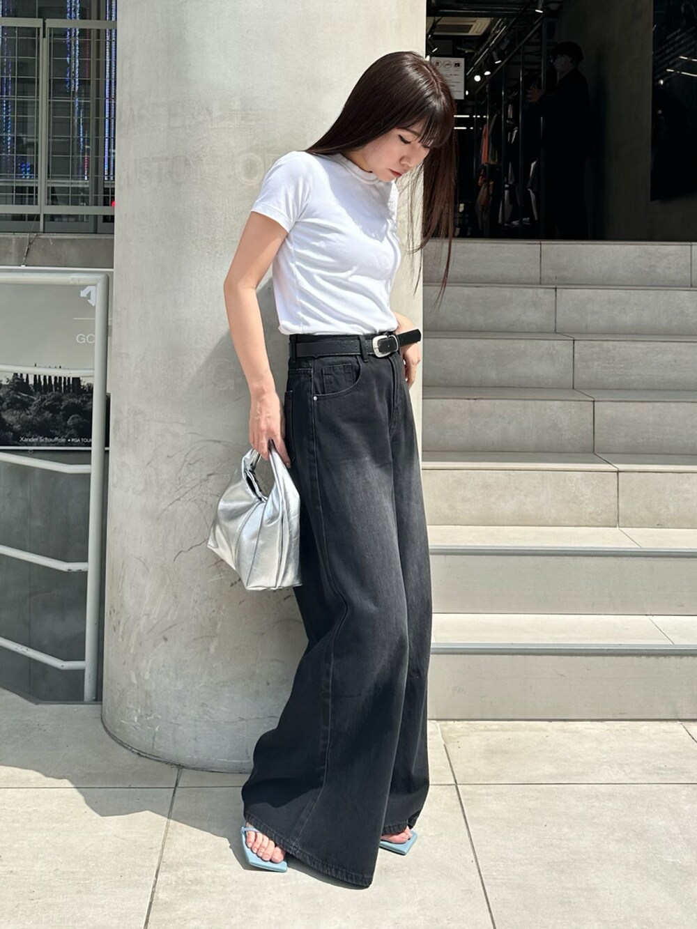 ブルー系のサンダル、ホワイト系のTシャツ/カットソー、ブラック系のデニムパンツを着用したレディースの春コーディネートの3枚目の写真