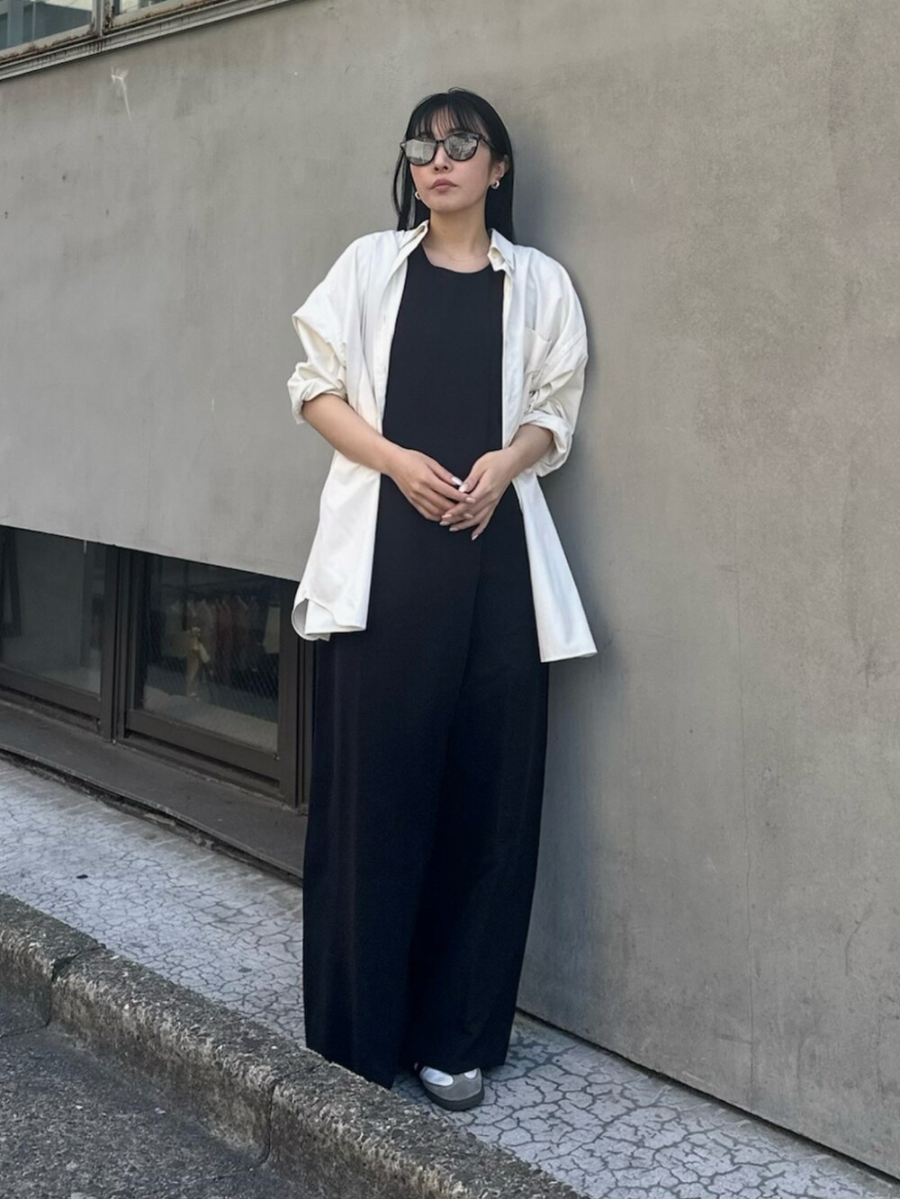 ブラック系のつなぎ/オールインワン、ホワイト系のシャツ/ブラウス、ホワイト系のスニーカーを着用したレディースの春コーディネートの3枚目の写真