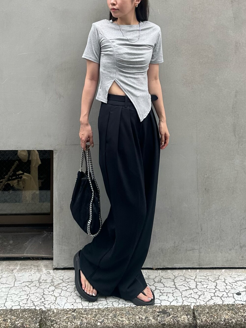 ブラック系のその他パンツ、ブラック系のサンダル、ブラック系のショルダーバッグを着用したレディースの夏コーディネートの2枚目の写真