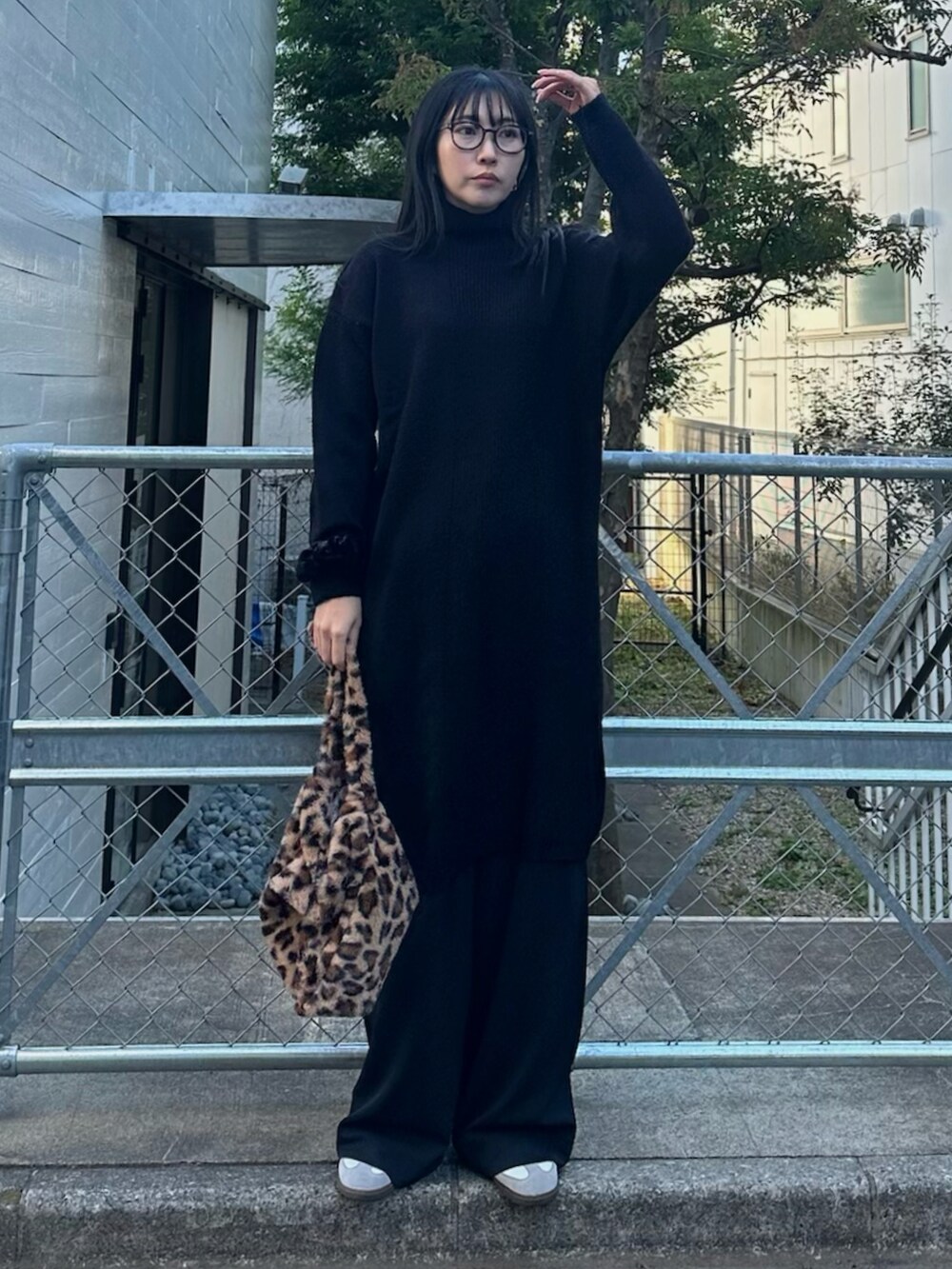 ブラック系のその他パンツ、ブラック系のワンピース、ホワイト系のスニーカーを着用したレディースの冬コーディネートの2枚目の写真