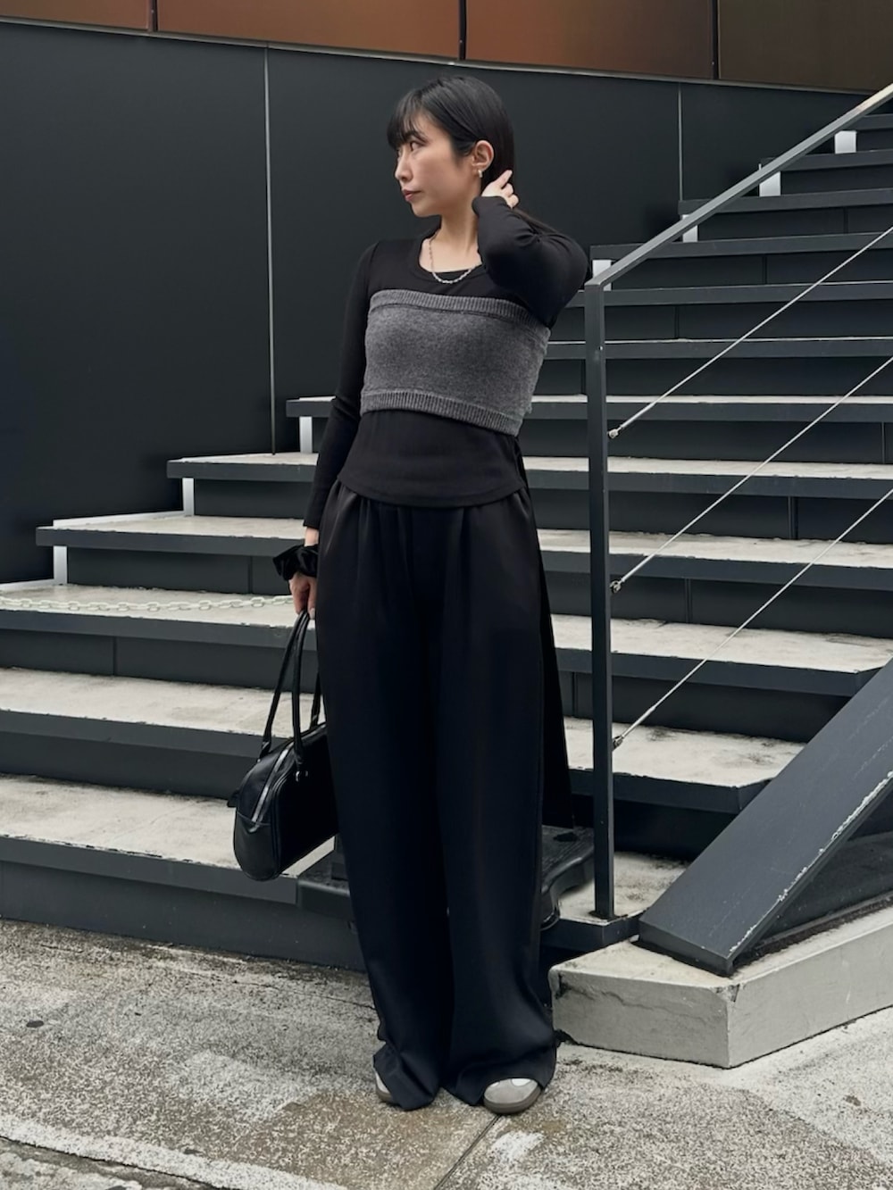 ホワイト系のスニーカー、ブラック系のその他パンツ、ブラック系のTシャツ/カットソーを着用したレディースの春コーディネートの2枚目の写真